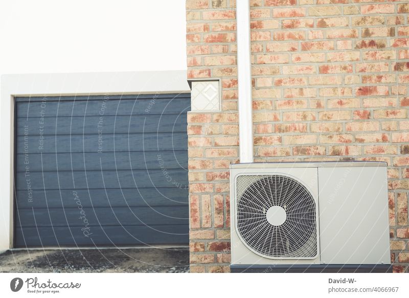 moderne Luftwärmepumpe an einem Neubau Erneuerbare Energie Energieeffizienz Energiegewinnung Zukunftsorientiert nachhaltig umweltfreundlich Wärmepumpe