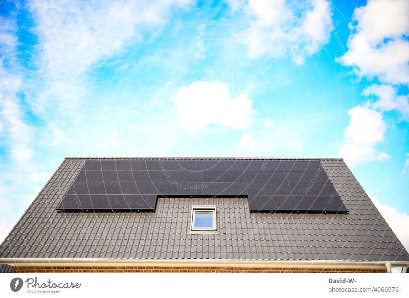 Solaranlage auf Scheunendach Stock Photo
