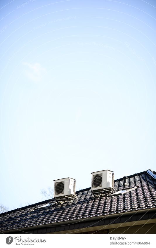 Luftwärmepumpen auf einem Dach eines Hauses - Klimafreundlich und Zukunftsorientiert heiztechnik umweltfreundlich nachhaltig innovativ ökologisch Wärmegewinnung