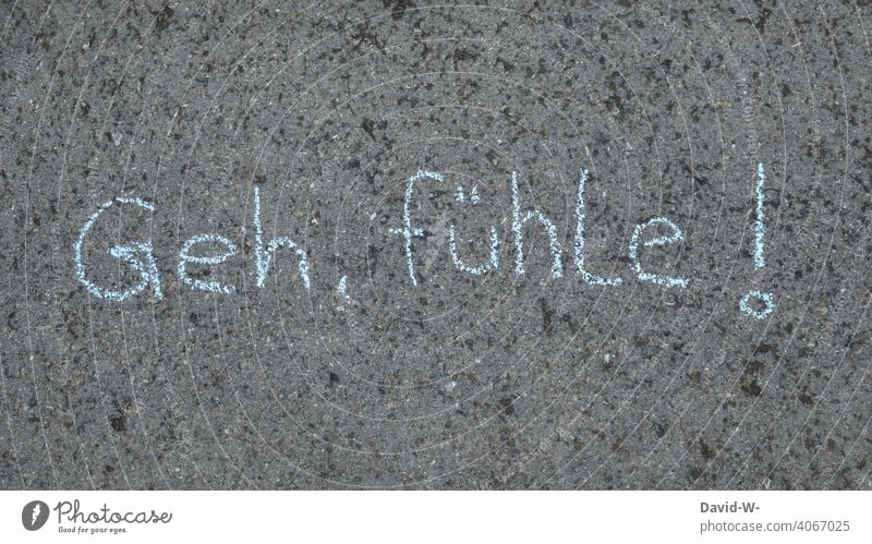 Gefühle - geh und fühle - Wort mit Kreide geschrieben Aufforderung fühlen Emotionen gehen Mitteilung Gelassenheit Konzept kreativ Idee Boden