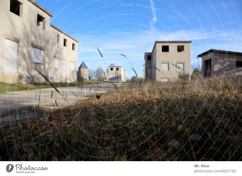 Geisterstadt Unbewohnt Architektur verfallen Gebäude Einsamkeit Dorf Kleinstadt Truppenübungsplatz verlassenes Gebäude heimatlos Flucht Verlassenes Haus