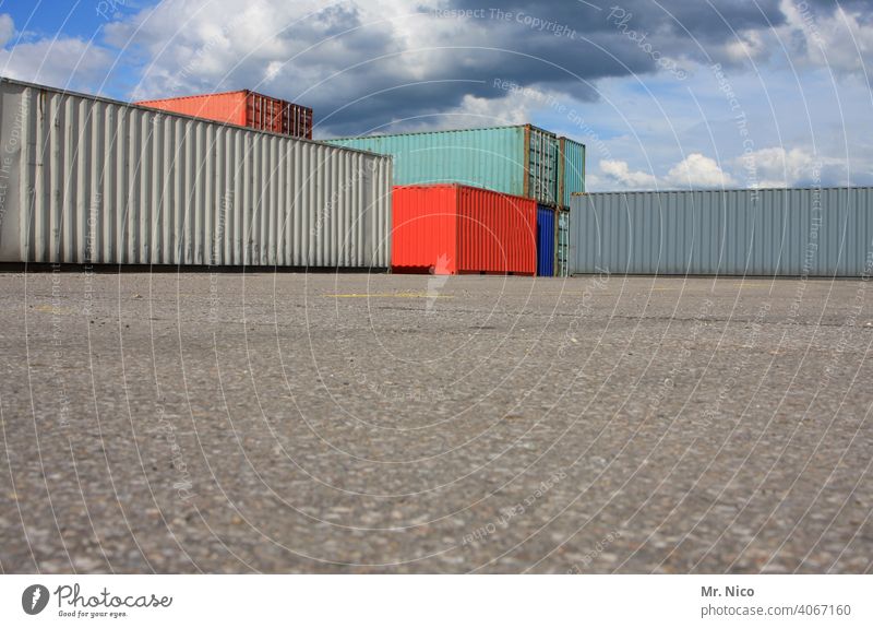 Containerterminal Güterverkehr & Logistik Hafen Containerverladung Handel Wirtschaft stapeln Abstellplatz Ladung containerstapel Strukturen & Formen rot