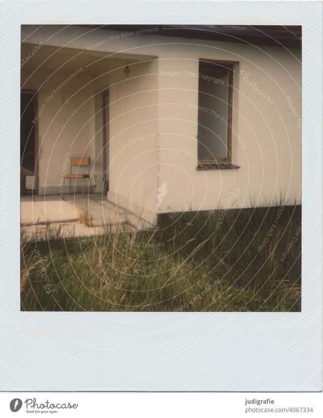 Stuhl vor Bungalowruine auf Polaroid Ruine alt marode verfallen verlassen Verfall Gebäude Vergangenheit Haus Fenster Wand Wandel & Veränderung Urlaub Erholung