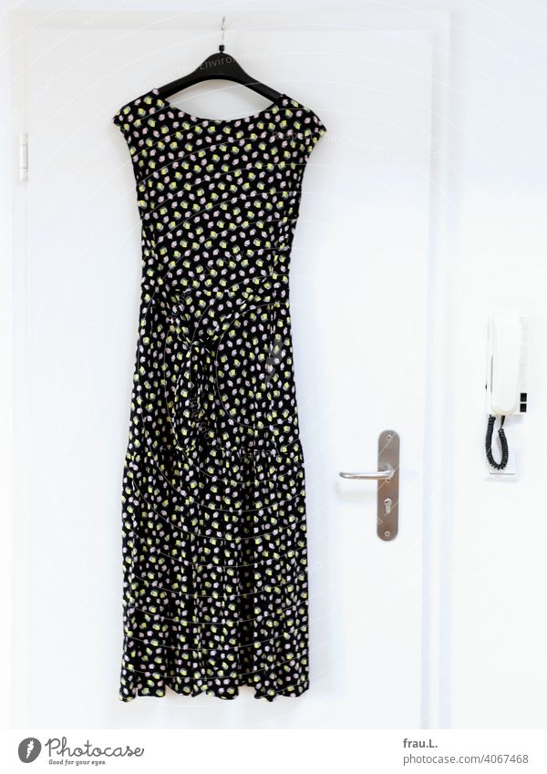 Ein Sommerkleid hängen Stoff Bekleidung Muster Gegensprechanlage bunt Kleid Tür Türklincke Kleiderbügel Mode Zitronen