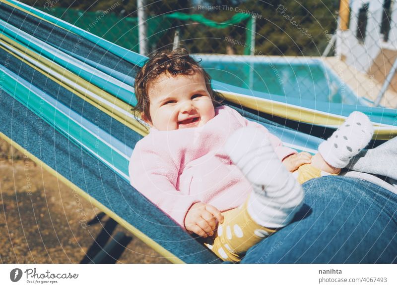 Kleines Baby hat Spaß auf einer Hängematte in einem sonnigen Tag Glück Feiertage Lifestyle Familie Säuglingsalter Kind Mädchen niedlich lieblich Leben Zeit