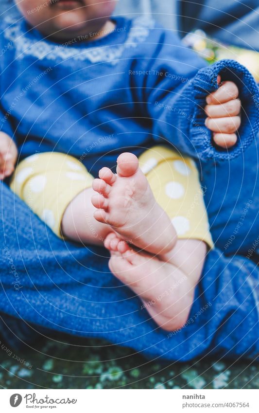 Nahaufnahme von Körperteilen eines Babys von jugendlichen Vätern mit ihrem Vater Teenager Eltern Fuß Beine schließen abschließen lässig Turnschuh barfüßig