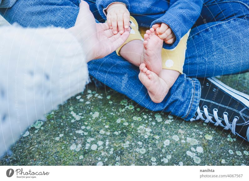 Nahaufnahme von Körperteilen eines Babys von jugendlichen Vätern mit ihrem Vater Teenager Eltern Fuß Beine schließen abschließen lässig Turnschuh barfüßig