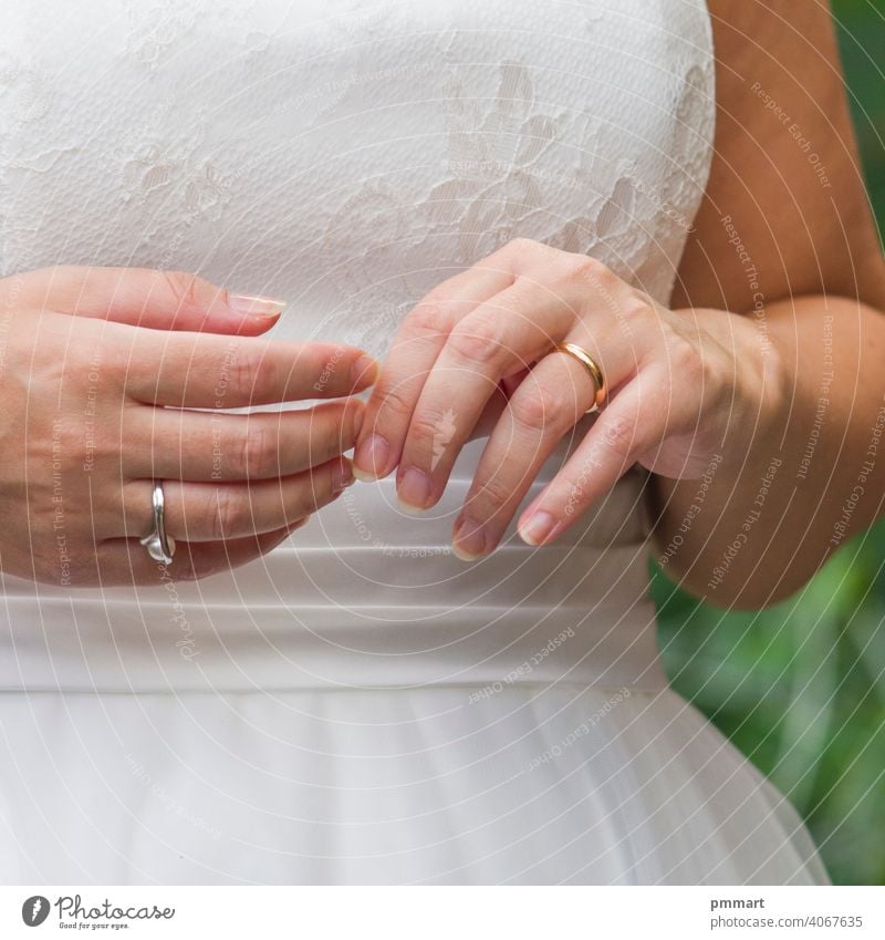 junge Ehepartner spielen mit Liebesringen, die sie sich selbst geschenkt haben Ehemann Ehefrau Hand Glaube Ring elegant Kleid Braut Heirat weiß rosa Schnürung
