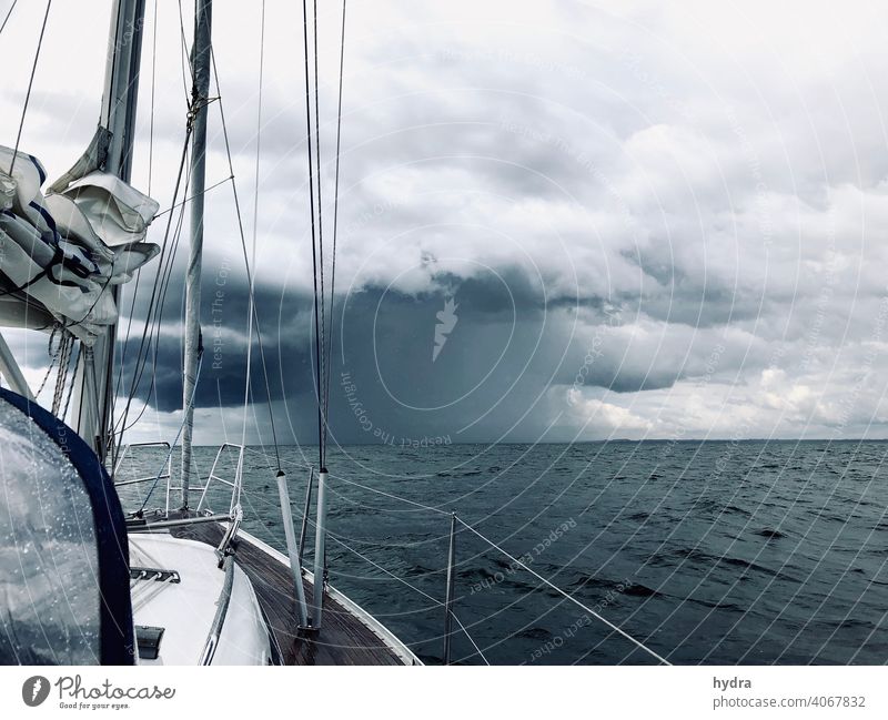 Auf offenem Meer ins Gewitter segeln - es gibt ordentlich Regen Segeln Segelboot Yacht Jacht Ostsee Wolken Wolkenbruch Gewitterwolken Regenschauer Regenguss