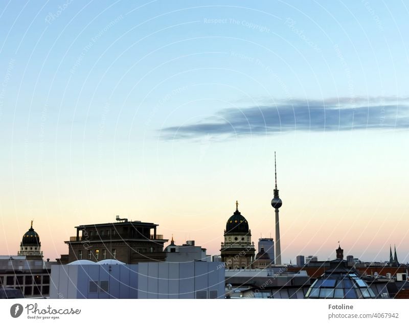 Berlin im beginnenden Sonnenuntergang von oben mit Blick in Richtung Fernsehturm. Berliner Fernsehturm Alexanderplatz Turm Wahrzeichen Himmel Hauptstadt