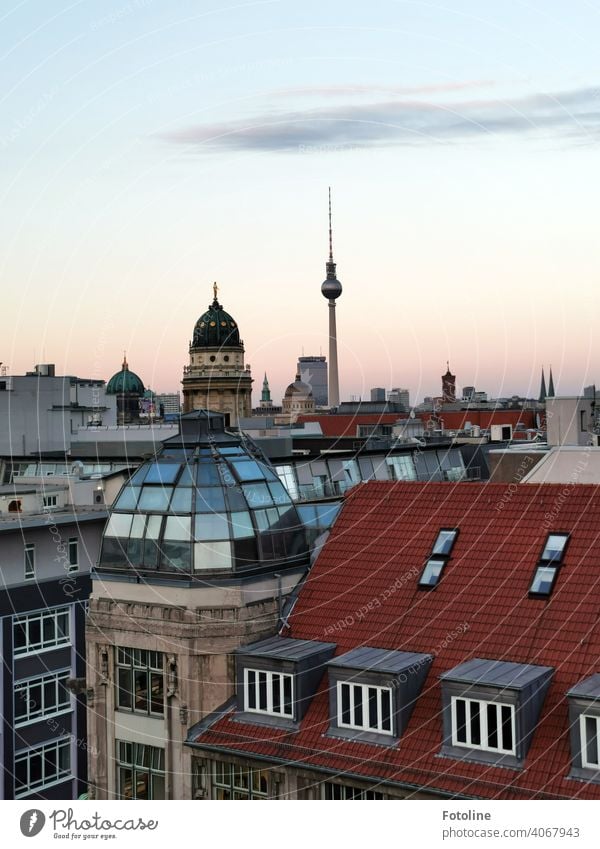 Berlin im beginnenden Sonnenuntergang von oben mit Blick in Richtung Fernsehturm. II Berliner Fernsehturm Alexanderplatz Turm Wahrzeichen Himmel Hauptstadt