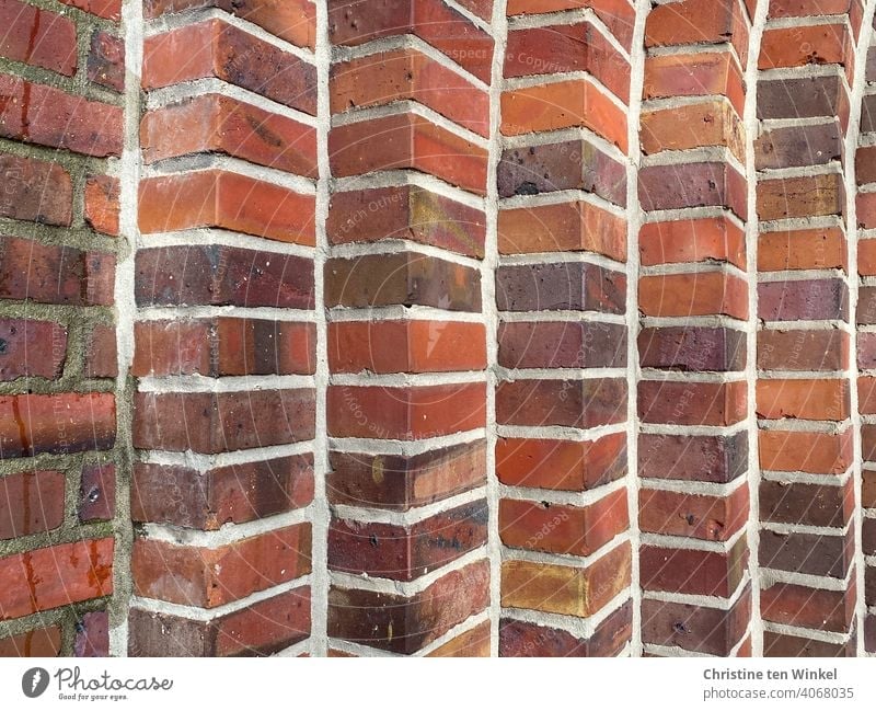 Detailaufnahme eines gemauertes Kirchenportals aus roten und braunen Backsteinen Mauer Fassade Wand Klinker Backsteinwand Fugen Bauwerk Gebäude