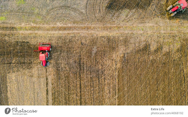Oben Draufsicht Schuss von drei Traktoren, sie ziehen Maschinen, über Ackerfeld, Vorbereitung Boden für neue Ernte oben Antenne landwirtschaftlich Ackerbau