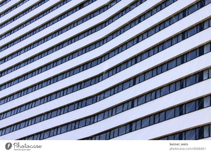 Knick in der Architektur eines Hochhauses - es war einmal in Bonn Außenaufnahme Gebäude Menschenleer Bauwerk Fassade Stadt Linien Moderne Architektur Fenster