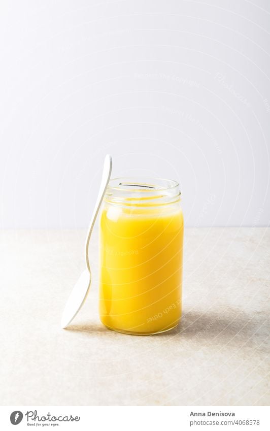 Ghee Reines Bio-Speiseöl im Glas rein organisch Essen zubereiten Erdöl Biografie ayurveda laktosefrei hochwertige Butter Hoher Rauchpunkt mit Gras gefüttert