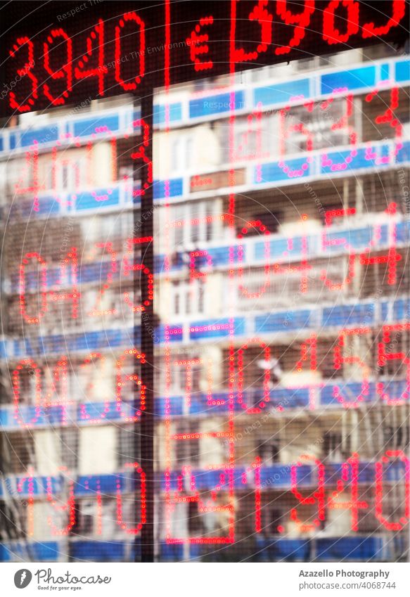 Unscharfer Hintergrund mit Reflexionen und unscharfen Zahlen abstrakt Anzeige alary Bank blau Unschärfe verschwommen Holzplatte Wandel & Veränderung farbenfroh