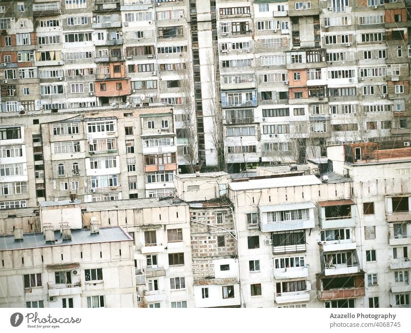 Gekipptes Bild von mehrstöckigen Wohngebäuden Hintergrund. Wohnblöcke, die in der Sowjetzeit gebaut wurden. gealtert Appartement Architektur Balkon Klotz
