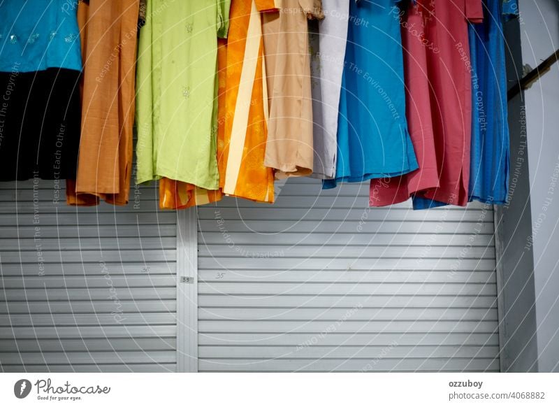 Eine Vielzahl von Freizeitkleidung hängt im Laden Bekleidung Ablage erhängen Hemd Kleidung Mode Werkstatt Wahl Kleiderschrank Frau Stil Einzelhandel Sale Textil