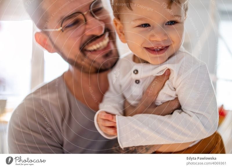 Vater und Baby Sohn haben Spaß zusammen zu Hause alleinerziehend alleinerziehender Vater Vatertag Vaterschaft zu Hause bleiben Dad Vaterschaftsurlaub