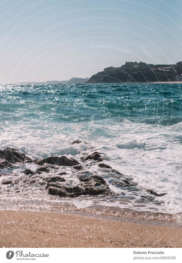 Bild des Ufers eines Mittelmeerstrandes in Spanien Loreto de Mar Tourismus Stein Spanisch Ferien & Urlaub & Reisen malerisch Strand Katalonien