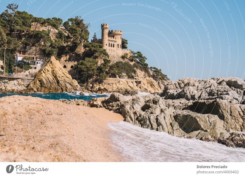 Mediterrane Landschaft an der spanischen Costa Brava eines Strandes mit einer mittelalterlichen Burg MEER Skyline Natur Wasser Tourismus sich[Akk] entspannen