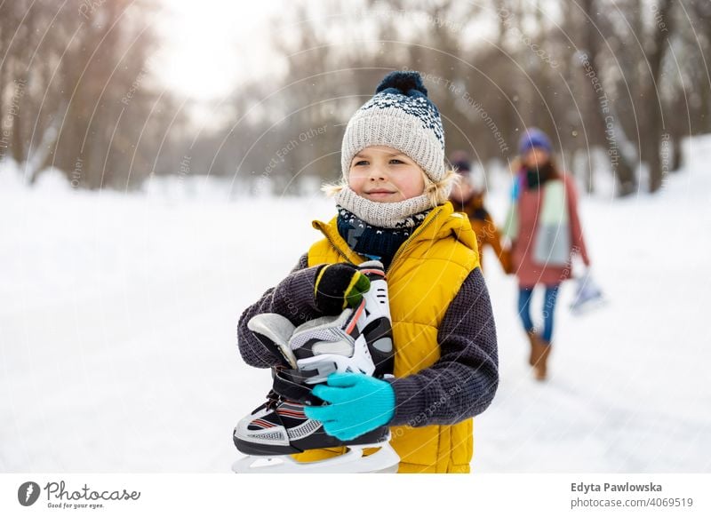 Kleiner Junge geht Schlittschuhlaufen mit seiner Familie Mutter Sohn Tochter Saison Zusammensein gefroren heiter Spaß Kind Menschen Park Feiertag Wald Kindheit