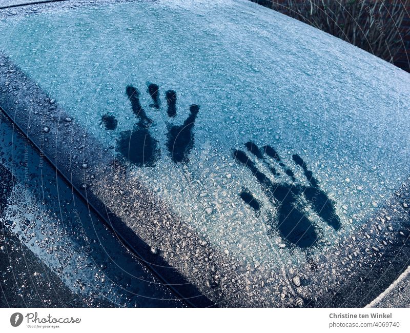Mit dem Finger „Frost“ auf die gefrorene Autoscheibe schreiben - ein  lizenzfreies Stock Foto von Photocase