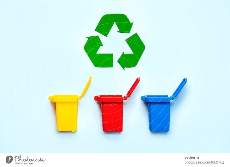 Gelbe, rote und blaue Recycling-Behälter mit Recyclingsymbol. Recycling-Konzept Wertstoffsammelbehälter Flasche Symbol Umwelt sparen Ordnung grün Materialien