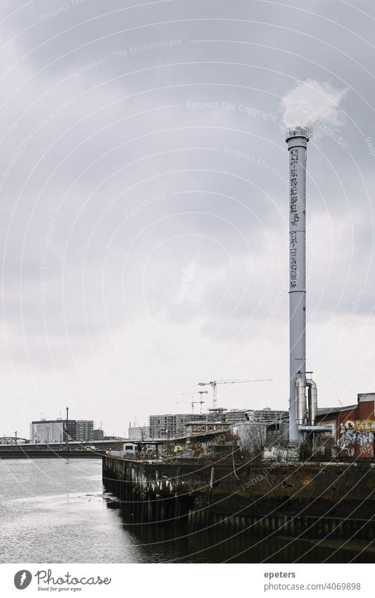 Blick auf einen Industrieschornstein von der Oberhafenbrücke in Hamburg, Deutschland Brücke wolkig Kopie Textfreiraum Elbe grau Hafen industriell sehr wenige