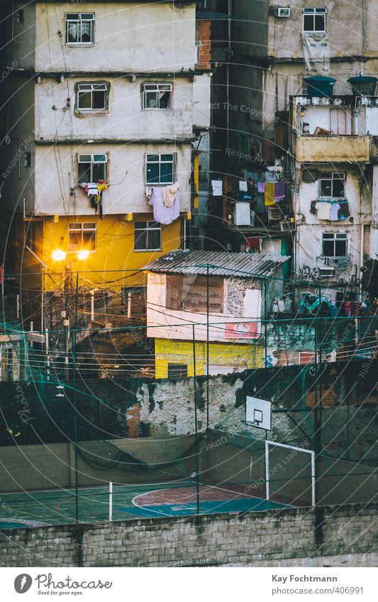 Basketballplatz in einer Favela in Rio de Janeiro Freizeit & Hobby Spielen Fußball Fußballplatz Elendsviertel Brasilien bevölkert überbevölkert