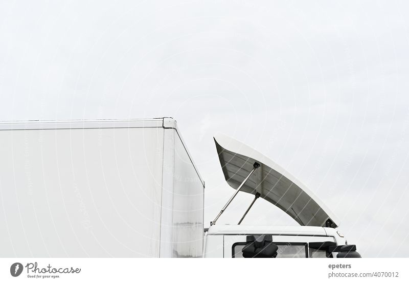 Dach eines weißen LKW gegen einen bedeckten Himmel Automobil groß Unschärfe Ladung Gewerbe Textfreiraum Versand Elektronischer Geschäftsverkehr E-Commerce