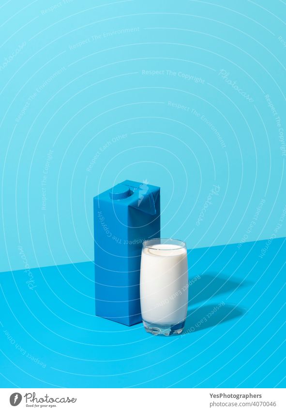 Glas Milch und Karton Milch-Box isoliert auf einem blauen Hintergrund. abstrakt Getränk blanko Kasten Frühstück hell Kalzium Kartonschachtel Karikatur farbig