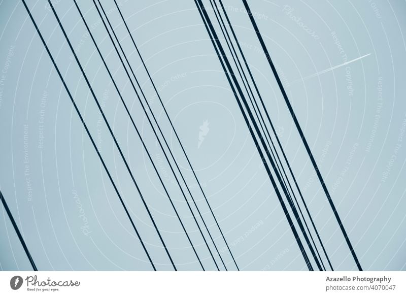 Stromdrähte Blick gegen den Himmel abstrakt Architektur Hintergrund blau Kabel Großstadt Gefahr Design Detailaufnahme Verteilung elektrisch Elektrizität Energie
