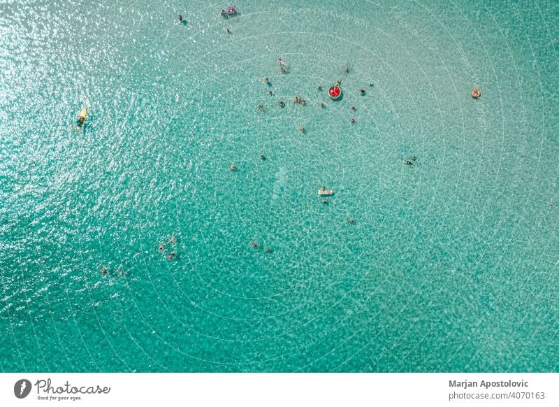 Luftaufnahme von Schwimmern im griechischen Meer Griechenland MEER Seeküste Schwimmen & Baden Schwimmsport Sommer Tourismus Tourist Sehenswürdigkeit touristisch