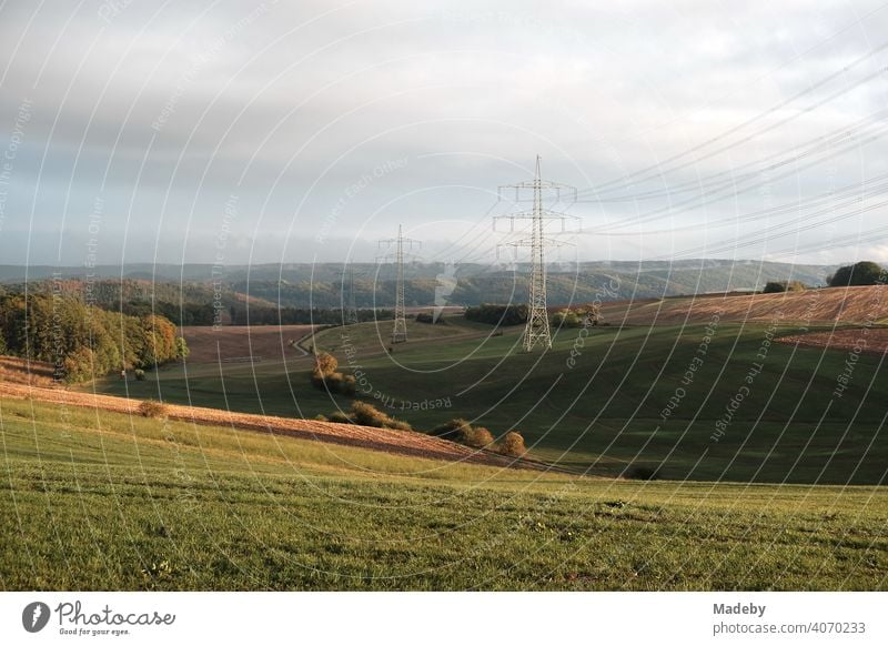Strommasten auf Hügeln mit Wiesen und Feldern im Herbst in Gembeck am Twistetal im Kreis Waldeck-Frankenberg in Hessen Stromleitung Stromversorgung