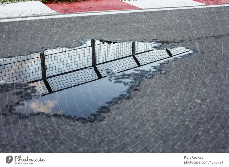 #A0# Kurve mit Tücken kurvenreich Rennstrecke rennen rennen fahren Asphalt Geschwindigkeit Pfütze Spiegelung Straße Außenaufnahme Farbfoto Verkehr Autofahren