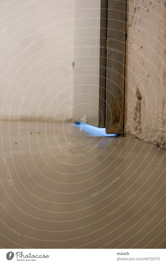 Blaues Licht Geheimnis Tür Angst Keller Spalt blau grau beige Fußboden Wand Risse Furcht gefangen Tatort Kriminalität Opfer Täter Wäsche