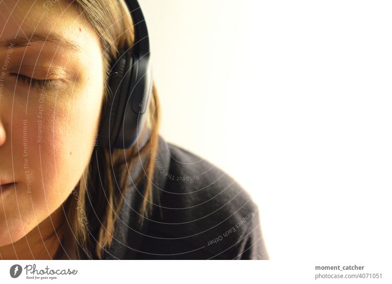 Frau hört mit geschlossenen Augen und Kopfhörern Musik Musik hören Podcast hörbuch geschlossene Augen Konzentration konzentriert konzentrieren Erholung