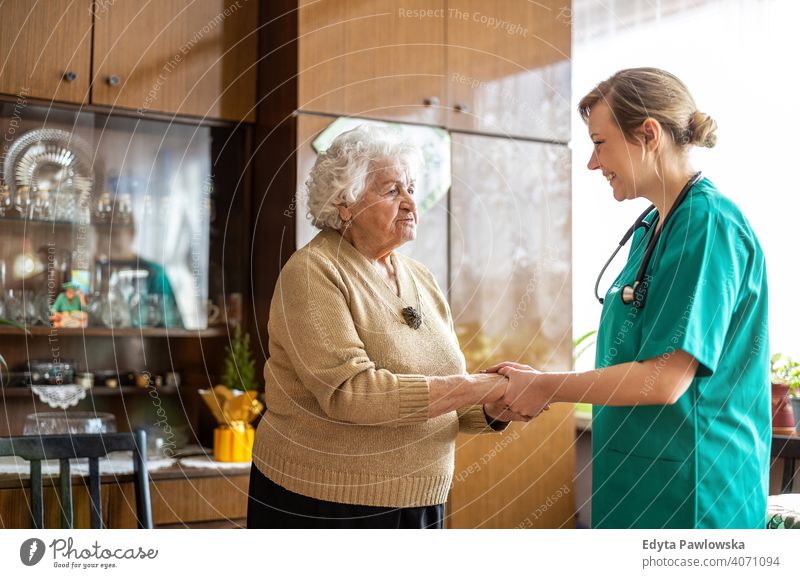 Gesundheitspersonal beim Hausbesuch echte Menschen offen Frau Senior reif Kaukasier älter heimwärts alt Alterung häusliches Leben Großmutter Rentnerin