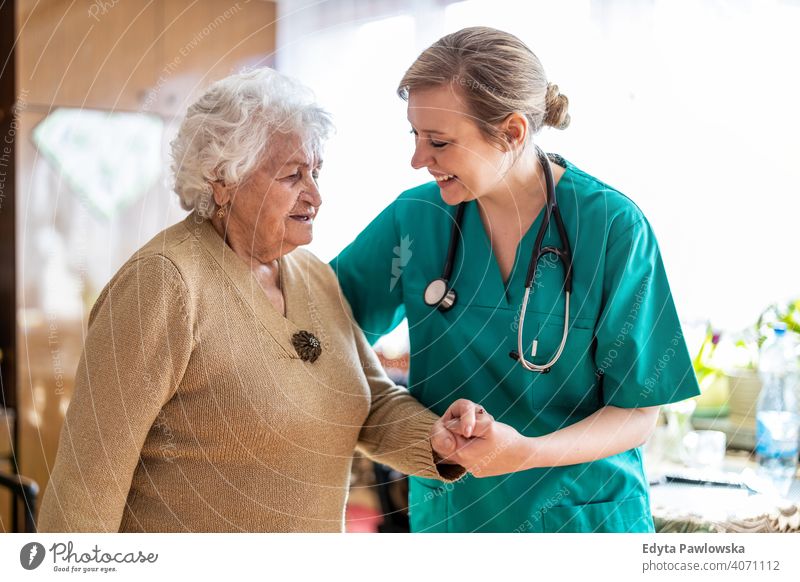 Freundliche Krankenschwester unterstützt eine ältere Dame echte Menschen offen Frau Senior reif Kaukasier heimwärts Haus alt Alterung häusliches Leben