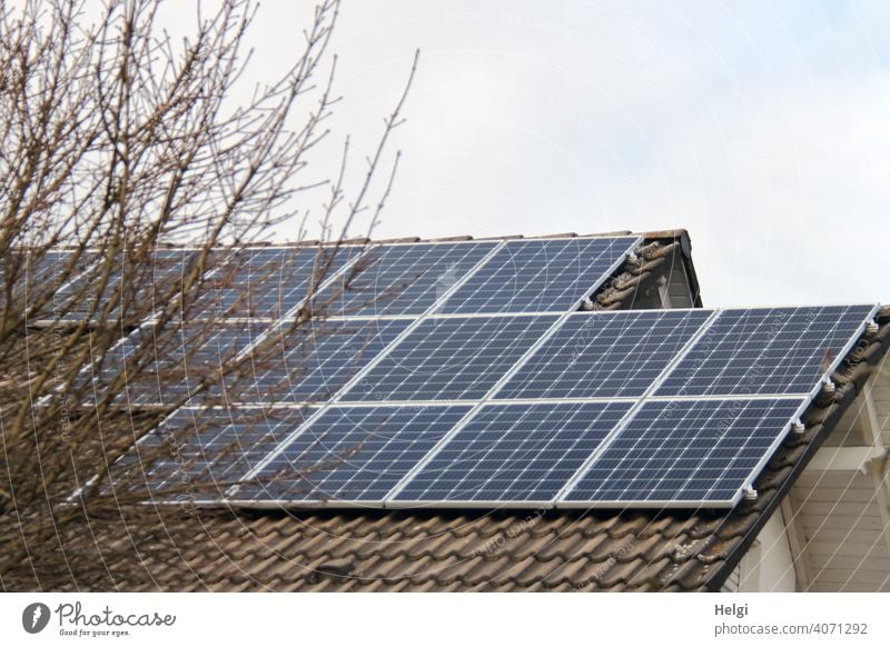 Photovoltaikanlage auf dem Dach eines Hauses Strom Stromversorgung Energiegewinnung Sonnenenergie erneuerbare Energie Energiewirtschaft Technik & Technologie