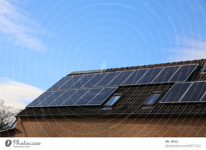 Solarzellen - Photovoltaik auf dem Dach Dachfenster Eigenerzeugung Kraft Solaranlage Erneuerbare Energie Solarenergie effizienz co2 heizen Heizung