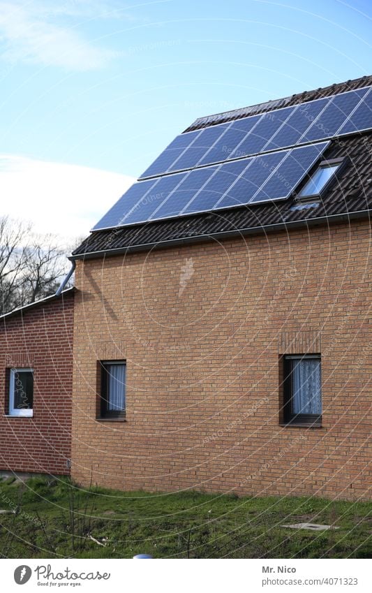 Solarzellen - Photovoltaik auf dem Dach co2 heizen dachpfannen umweltschonend energieverbrauch Heizung unabhängig effizent eigenständig Dachziegel