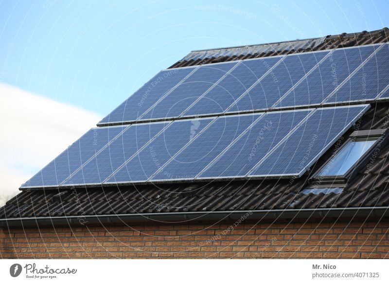 Solarzellen - Photovoltaik auf dem Dach Energie Technik & Technologie Himmel Elektrizität Haus Panel regenerativ Sauberkeit nachhaltig Zukunft Energiegewinnung