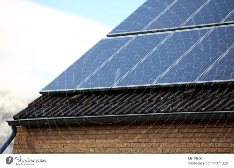 Solarzellen - Photovoltaik auf dem Dach Solarenergie effizienz co2 heizen dachpfannen energieverbrauch Heizung unabhängig umweltschonend Dachziegel eigenständig