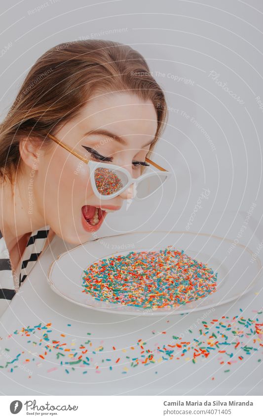 Spaß Foto von Frau Blick auf Teller mit bunten süßen Konfetti. Jahrestag Angst Hintergrund schön Geburtstag Bonbon Feier Farbe copyspace kreativ