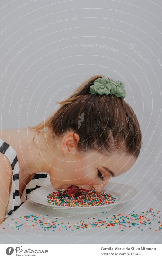 Frau mit Kopf auf Teller mit süßen bunten Konfetti Jahrestag Angst Hintergrund schön Geburtstag Bonbon Feier Farbe copyspace kreativ Dekoration & Verzierung