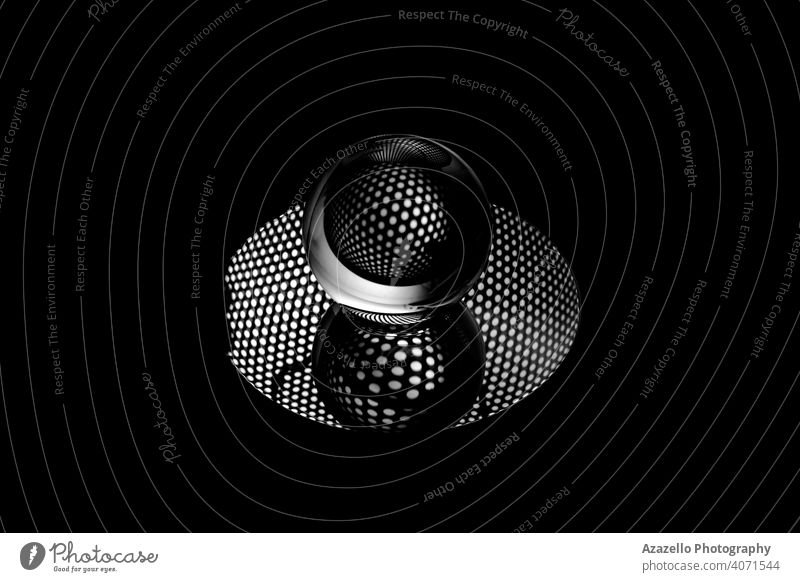 Abstraktes Schwarz-Weiß-Bild eines Lensballs 2020 abstrakte Objekte abstrakte Fotografie Kunst Hintergrund Ball schwarz abstrakt schwarz auf weiß