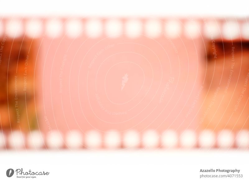 Analoger Farbfilm in Unschärfe mit einem Copy-Paste-Bereich für Text in der Mitte. 35mm 35 Millimeter Film abstrakt analog Blende Hintergrund blanko