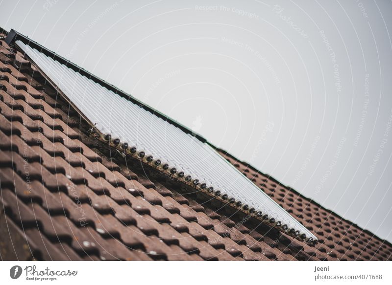 Solarthermieanlage auf dem Dach eines Einfamilienhauses | ökologische, nachhaltige, moderne und umweltfreundliche Warmwassererzeugung Solarzelle solarthermie